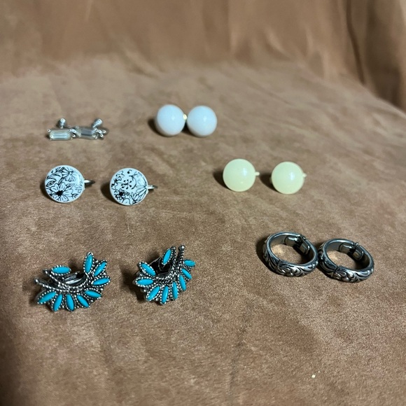 Lot of 14 vintage clip on or screw back earrings. Great condition and designs - Picture 2 of 16